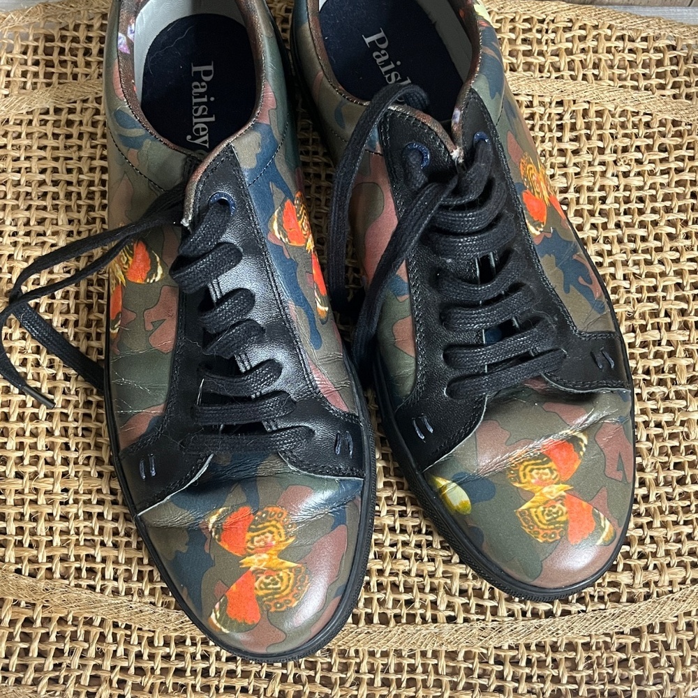 Paisley & Gray Camo Butterfly Print Sneakers Size 8.5 Lace Up Low Top Shoes - Picture 2 of 3